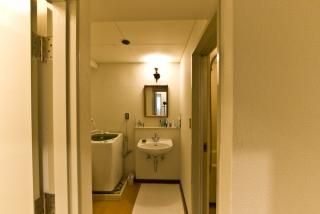 トイレ - 外苑前でフラットシェア} - ルームシェアルームメイト