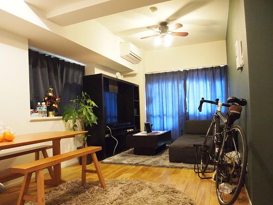 リビング - 【西早稲田から徒歩1分】大人な空間。個室があるデザイナーズマンションでスマートシェア♪} - ルームシェアルームメイト