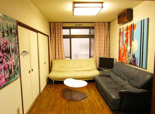 リビング - 急募! 新宿から徒歩15分。閑静な住宅街にあるシェアハウスルームメイト募集} - ルームシェアルームメイト