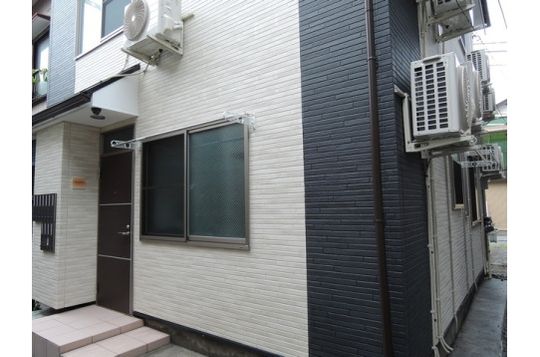 建物 - 【女性専用】複数路線利用可能、駅徒歩7分、デザイナーズ(リノベーション済)} - ルームシェアルームメイト