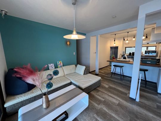 リビング - 神大生(徒歩5分)・松陰女子学院大生(徒歩8分)歓迎！女性専用シェアハウス} - ルームシェアルームメイト