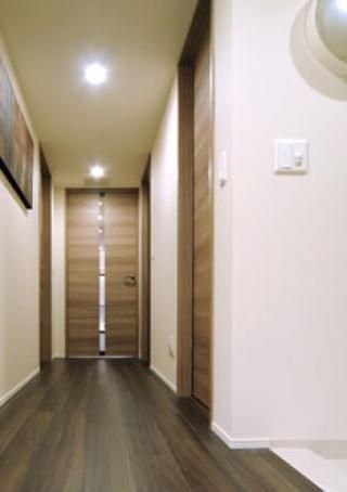 玄関 - ＪＲ「関内」駅徒歩6分　3ＬＤＫマンション洋室 23,000円　みなとみらいのすぐ近く} - ルームシェアルームメイト