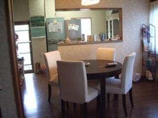 ダイニング - 生田のアットホームな豪邸シェア！} - ルームシェアルームメイト