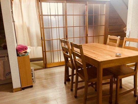 リビング - 【シェアメイト募集!北千住徒歩6分 】相部屋2万個室4万の破格！即入居可！} - ルームシェアルームメイト