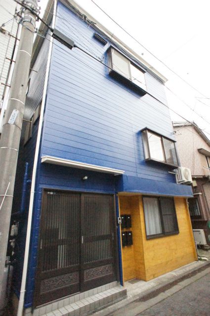 建物 - 【国産の檜を使用・内装フルリフォーム済み】全室個室・鍵付き／ナチュラルテイストを大切にしている人にはぴったりな女性専用のキレイなシェアハウス} - ルームシェアルームメイト