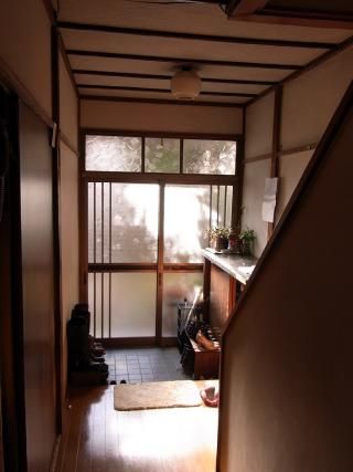 玄関 - 商店街が近く、都心へのアクセスにも便利です！！} - ルームシェアルームメイト