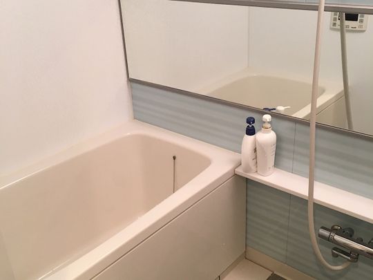 風呂 - 新宿区 綺麗なマンションです。3DKの一部屋をお貸しします。最寄駅徒歩3分。(光熱費込60000円)} - ルームシェアルームメイト