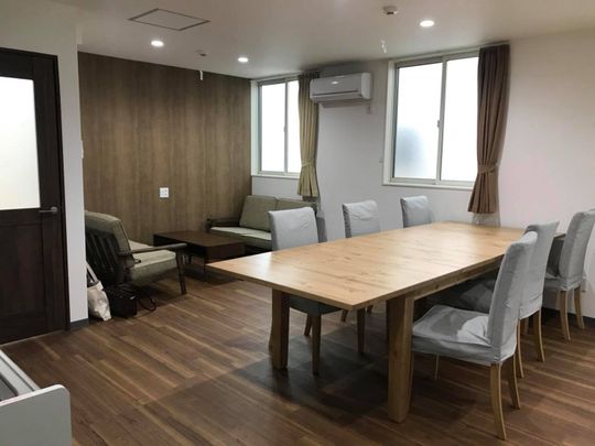 リビング - 【LGBTフレンドリーの方歓迎！】草加駅徒歩5分の好立地！リビング改修広々15帖のリビング！家具家電Wifi付き} - ルームシェアルームメイト