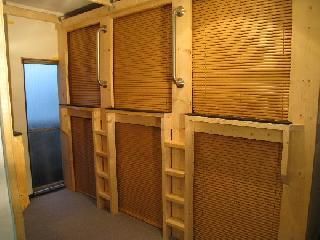 個室 - 新感覚！カプセル風ゲストハウス} - ルームシェアルームメイト