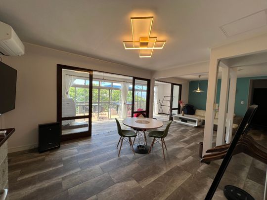 リビング - 神大生(徒歩5分)・松陰女子学院大生(徒歩8分)歓迎！女性専用シェアハウス} - ルームシェアルームメイト