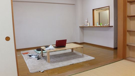 リビング - 【女性限定】落ち着いたマンションでルームシェア　コンビニ至近　駐車場有} - ルームシェアルームメイト