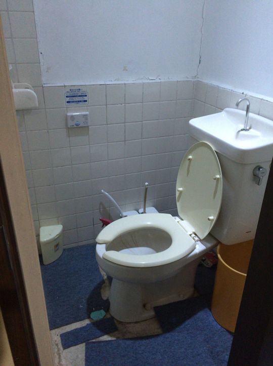 トイレ - 女性専用シェアハウス！美活キャンペーン♡} - ルームシェアルームメイト