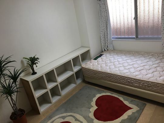 個室 - 【1名限定】駅まで30秒！一階はスーパー25時まで営業} - ルームシェアルームメイト