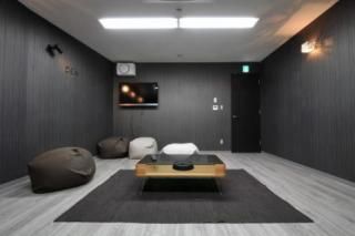 den - ゲストハウス心家（女性専用シェアハウス）} - ルームシェアルームメイト