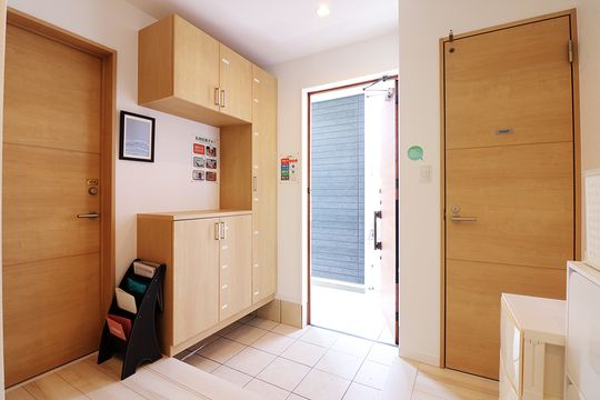 玄関 - ３９歳未満限定！！初期費用は保証金の１５，０００円のみ！！２ヶ月賃料無料！！清潔感のある個室タイプのシェアハウスです。} - ルームシェアルームメイト