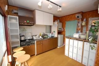 キッチン - 池袋から電車で13分　庭付き女性限定シェアハウス　即入居可！} - ルームシェアルームメイト