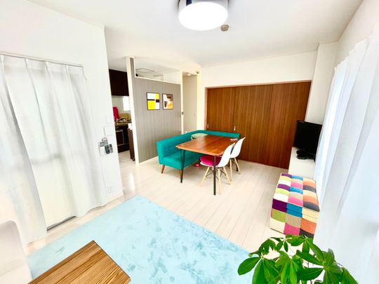 リビング - 杉並区方南町で「男性1名」「女性1名」シェアハウス可能な方を募集中です！WEB制作やマーケティング、事業デザインなど、無料で学習&実践サポートもしてます。} - ルームシェアルームメイト