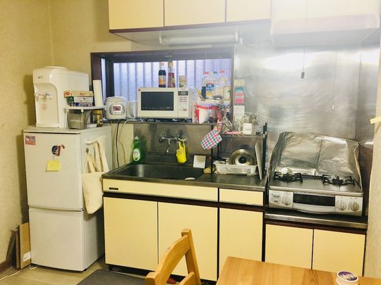 キッチン - 【シェアメイト募集!北千住徒歩6分 】相部屋2万個室4万の破格！即入居可！} - ルームシェアルームメイト