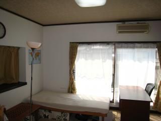 個室 - 池尻大橋徒歩２分。アットホームなシェアハウスです。} - ルームシェアルームメイト