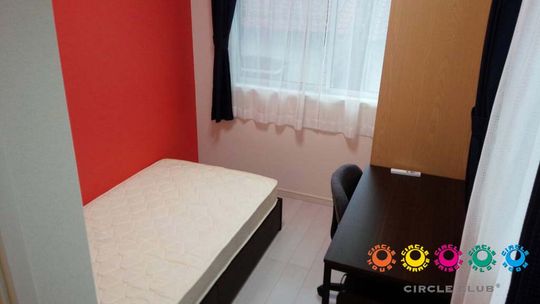 個室 - 女性専用シェアハウス☆外国籍の方も大歓迎} - ルームシェアルームメイト