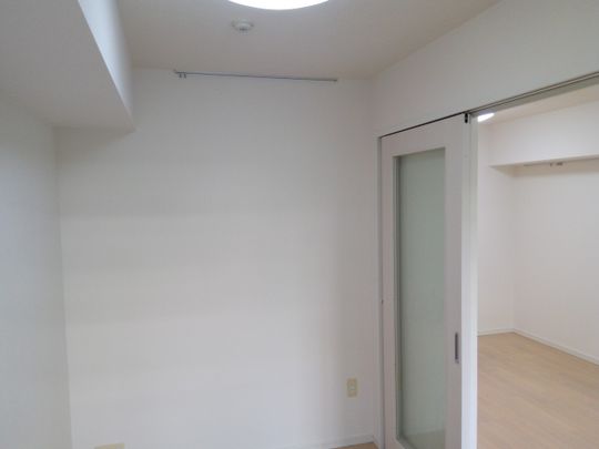 個室 - 新宿駅から6分、新築2LDK} - ルームシェアルームメイト