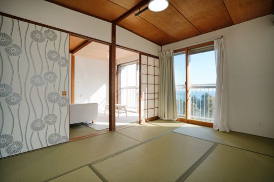 個室 - 二拠点生活／友達シェアOK！熱海駅徒歩圏内の温泉付別荘街。花火大会の見える最上階角部屋} - ルームシェアルームメイト