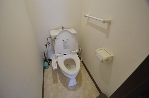 トイレ - 浜松町駅徒歩6分のシェアハウス(女性専用)、1部屋4月よりご入居様募集です!（即入居可）} - ルームシェアルームメイト