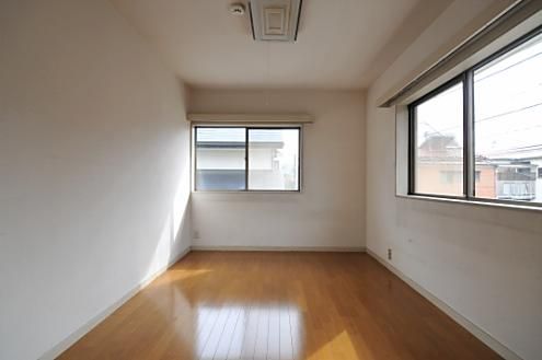 個室 - 1ヶ月家賃off中！我が家のラウンジに留学しませんか？アットホームで温かい国際的シェアハウスです:D} - ルームシェアルームメイト