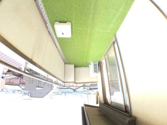 ベランダ - 【3月中お申し込みの方限定で初月賃料を半額または家具（クローゼットor机イスセット）が選べるキャンペーンを実施中です♪】蕨駅徒歩11分女性専用シェアハウスで新生活を始めてみて下さい♪} - ルームシェアルームメイト