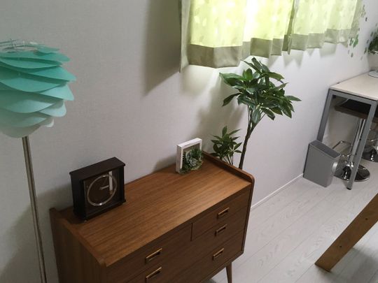 個室 - 相模大野駅徒歩10分/1日利用2000円から、一ヶ月利用の場合要相談/Wi-Fi無料/家具付き} - ルームシェアルームメイト