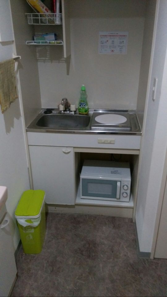 キッチン - 上野で日当たり抜群！個室貸します！} - ルームシェアルームメイト