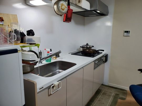 キッチン - 足立区☆家から上野まで30分☆家から渋谷まで70分☆駅徒歩15分☆空き部屋９帖をシェアいたします。} - ルームシェアルームメイト