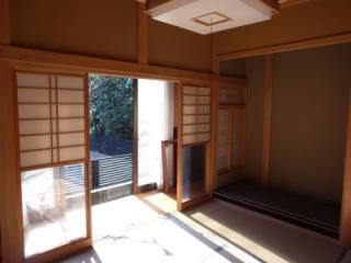 個室 - 生田のアットホームな豪邸シェア！} - ルームシェアルームメイト