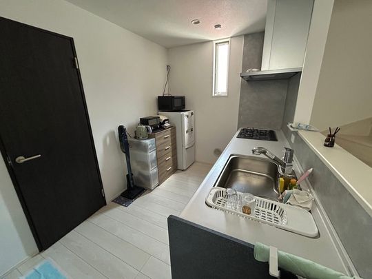 キッチン - 【神戸市中央区】阪神春日野道駅から徒歩3分！新築一戸建て！家賃全て込みで45000円！} - ルームシェアルームメイト