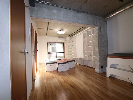 リビング - 3人用シェアルーム一括貸し限定１戸} - ルームシェアルームメイト