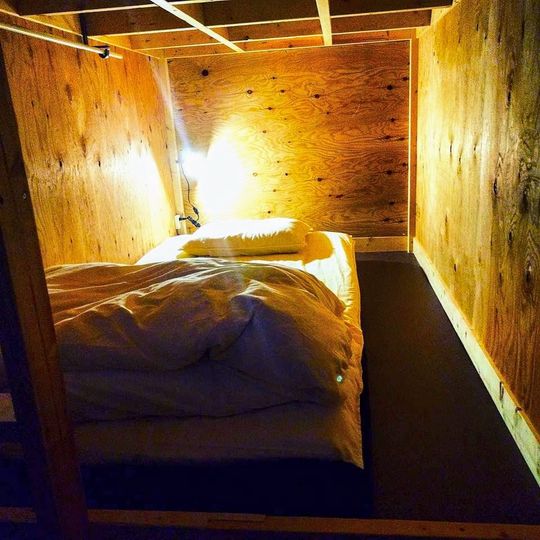 ベッド - 新宿までわずか3駅。1ヶ月のみでもOK。就活に最適} - ルームシェアルームメイト