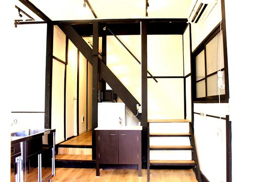 玄関 - おしゃれなカフェ風シェアハウス!中央線三鷹駅!シェアハウスひだまり} - ルームシェアルームメイト