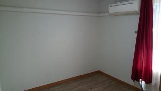 個室 - 女性限定きれいなお部屋} - ルームシェアルームメイト