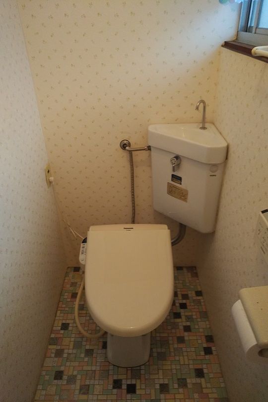 トイレ - 兵庫県ＪＲ明石駅付近 ハウスシェア (木造) ガス光熱費込} - ルームシェアルームメイト