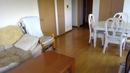 リビング - 3路線　駅近} - ルームシェアルームメイト