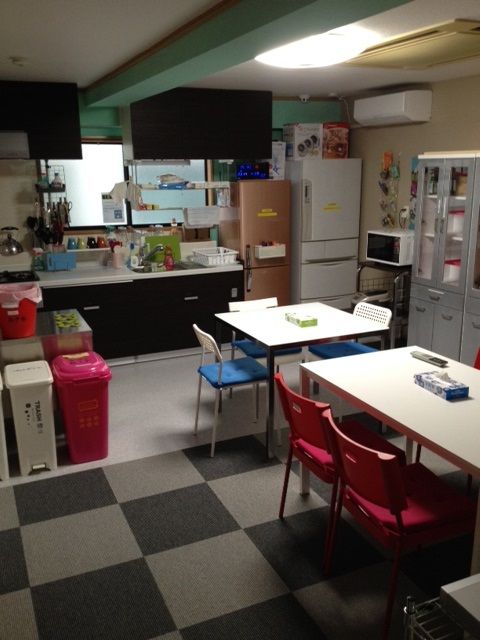 キッチン - 女性の方でフリーターもしくは転職お考えの方、是非一読下さい生活しながら貯金出来ます！} - ルームシェアルームメイト