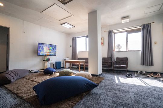 リビング - 【1ヶ月フリーレントキャンペーン中】【審査なし】武蔵新城駅徒歩2分！渋谷まで30分！格安個室！} - ルームシェアルームメイト