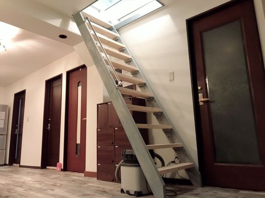 リビング - 個室シェアハウス 竹ノ塚駅徒歩6分●ルームシェア●北千住まで10分●上野駅まで20分●ゲストハウス} - ルームシェアルームメイト