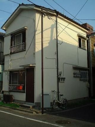 キッチン - ◆女性専用◆駅・徒歩１分の一戸建を女性合計３人でシェア◆交番、郵便局、コンビニ、スーパー近く安全便利！ } - ルームシェアルームメイト