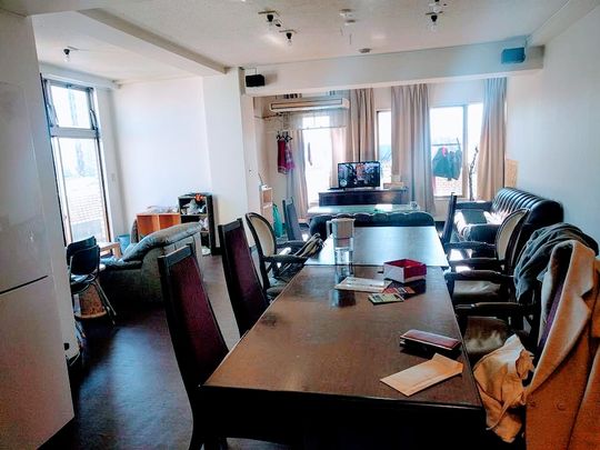 リビング - 新宿までわずか3駅。1ヶ月のみでもOK。就活に最適} - ルームシェアルームメイト