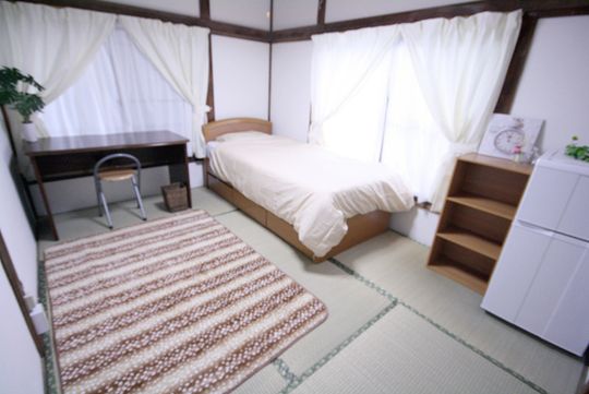 個室 - ★東京で一番楽しいシェアハウス！国際交流協会ボーダレス東京★　韓国人・ロシア人・日本人と一緒に住みましょう！板橋本町駅から徒歩６分！大和町ハウス} - ルームシェアルームメイト