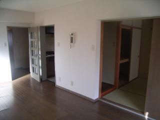 リビング - 設備の整ったマンションの一室で、奇麗です。} - ルームシェアルームメイト