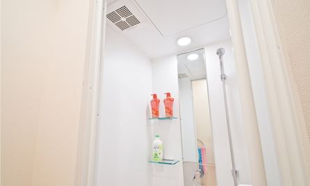 シャワー - 2ヶ月間賃料無料◆5千円だけで入居可能◆完全個室◆女性専用◆池袋まで電車で6分の駅もスグそこ!!} - ルームシェアルームメイト