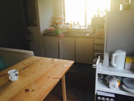 キッチン - 日当たりのいい個室、渋谷まで20分} - ルームシェアルームメイト
