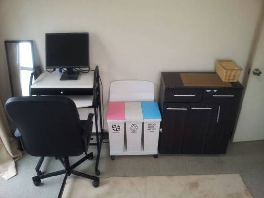 個室 - 個室30000円！バルコニーつき。} - ルームシェアルームメイト